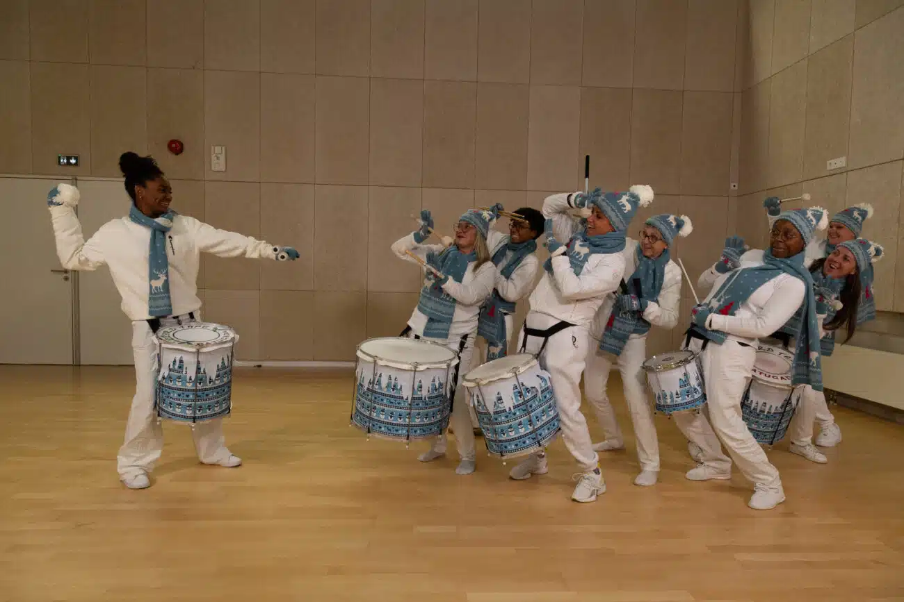 Une batucada bleu, blanc et avec une touche de rouge, qui saura réchauffer les coeurs.